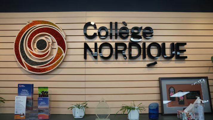 Enseigne et logo du Collège nordique francophone.