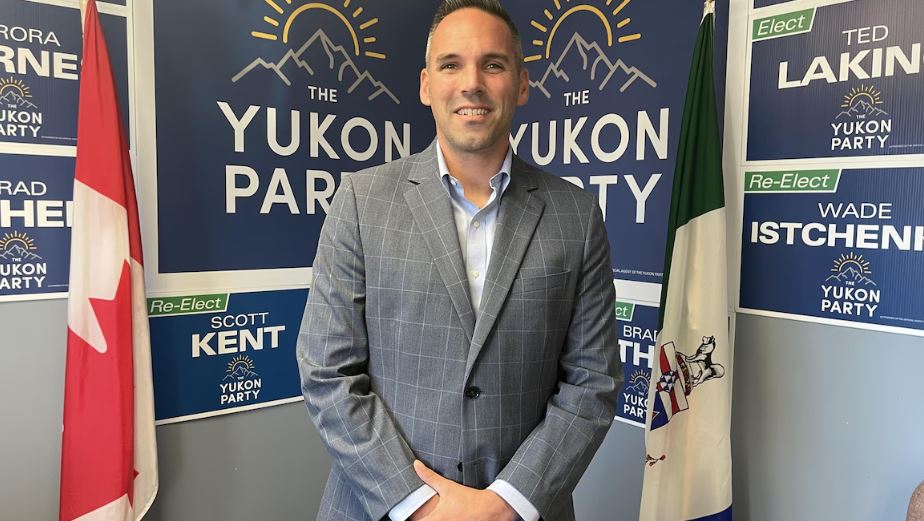 Le chef du Parti du Yukon, Currie Dixon, dans son bureau de campagne.