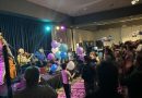 Une foule assiste à un spectacle intérieur.