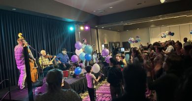 Une foule assiste à un spectacle intérieur.