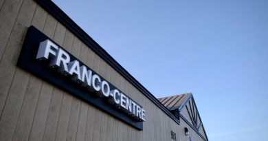 La façade extérieure d'un bâtiment à Iqaluit, au Nunavut, le 11 mai 2023.