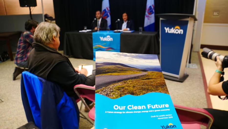 Un document devant une conférence de presse.