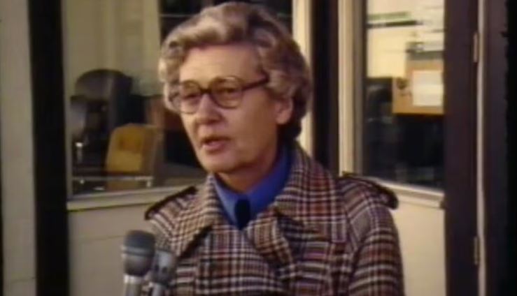 Hilda Watson photographiée lors d'une entrevue avec CBC en 1978.