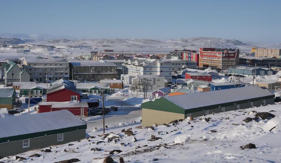Le premier ministre du Canada, Justin Trudeau, le premier ministre du Nunavut, P.J. Akeeagok, et la présidente de Nunavut Tunngavik Inc. (NTI), Aluki Kotierk en train de signer la dévolution, le 18 janvier 2024.