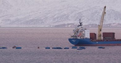 Des conteneurs maritimes à la dérive près d'un bateau le 27 octobre 2023.