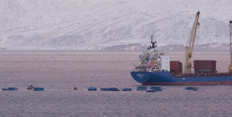 Des conteneurs maritimes à la dérive près d'un bateau le 27 octobre 2023.