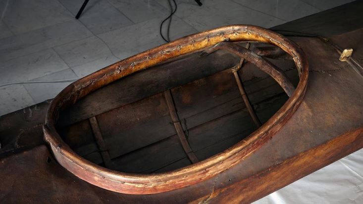 Un kayak traditionnel des Inuvialuit.