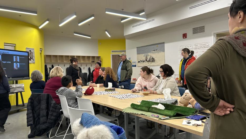 Plusieurs personnes dans une salle à Iqaluit, le 27 octobre 2025.
