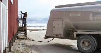 Un camion-citerne livre de l'eau dans une maison à Coral Harbour, au Nunavut.