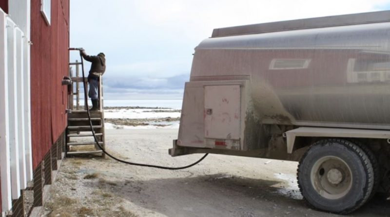 Un camion-citerne livre de l'eau dans une maison à Coral Harbour, au Nunavut.