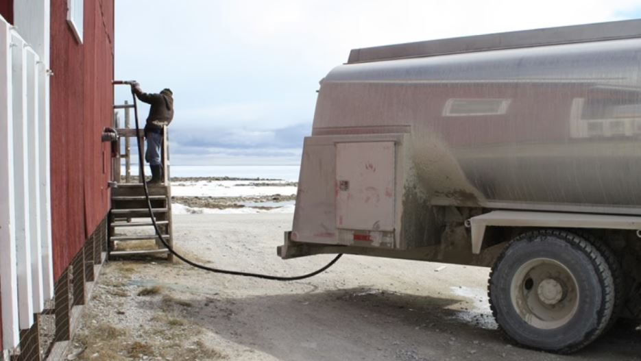 Un camion-citerne livre de l'eau dans une maison à Coral Harbour, au Nunavut.