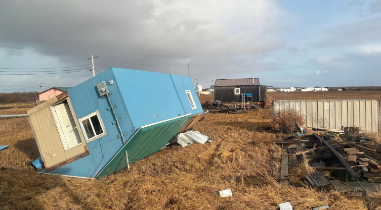 Une maison à l'envers, à côté de ses fondations.