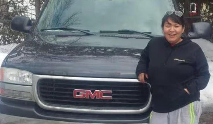 Mary Papatsie pose devant une voiture.