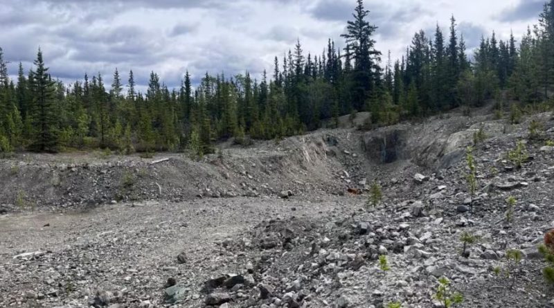 Un amoncellement de gravier, près de Whitehorse, au Yukon.