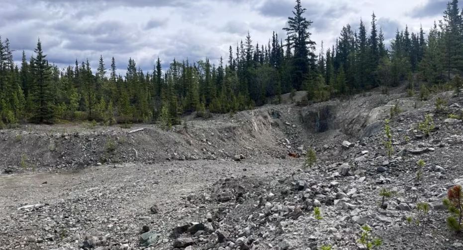 Un amoncellement de gravier, près de Whitehorse, au Yukon.
