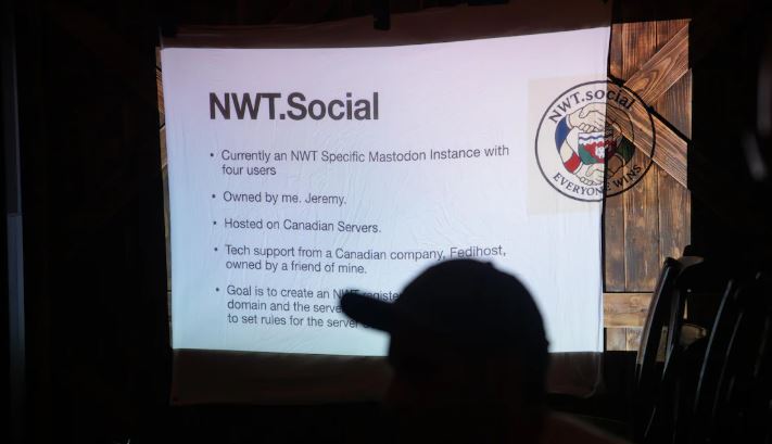 Image d'une diapositive avec le logo du réseau NWT.Social.