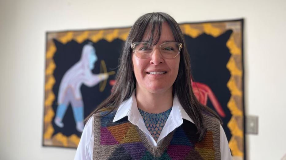 Kilikvak Kabloona sourit vers l'appareil photo.