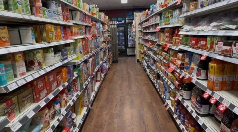 Une allée d'épicerie.