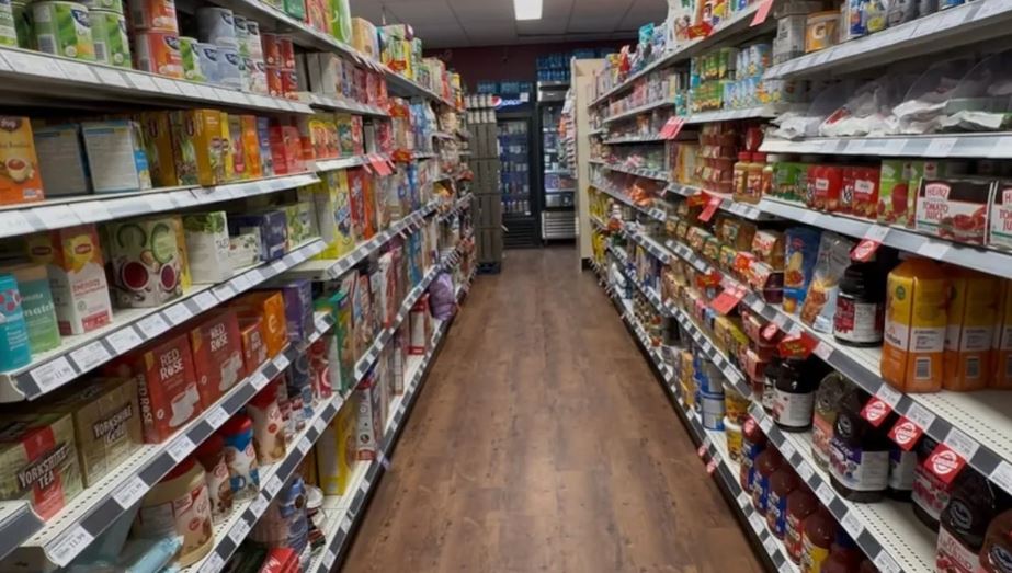 Une allée d'épicerie.