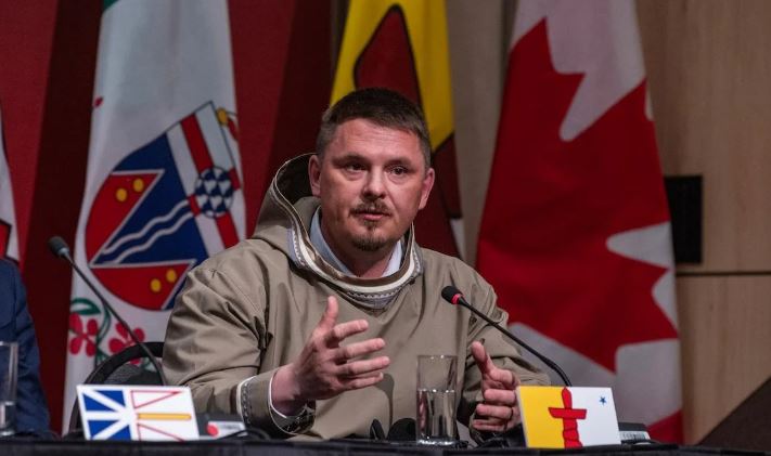 P.J. Akeeagok dans une conférence de presse.