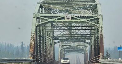 Une voiture circule sur le pont Frank Channel de la route 3