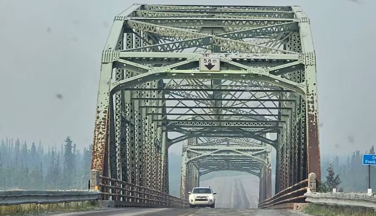 Une voiture circule sur le pont Frank Channel de la route 3