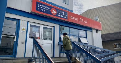 Un résident d'Iqaluit s'apprête à entrer dans le bureau de poste.