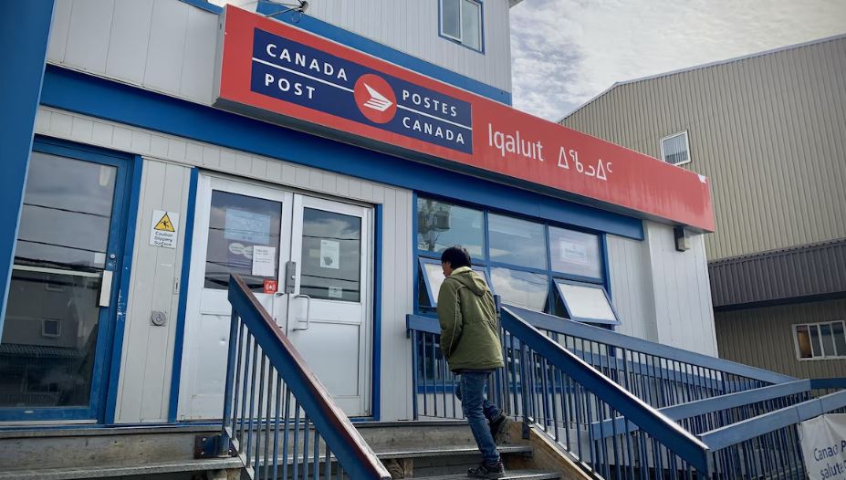 Un résident d'Iqaluit s'apprête à entrer dans le bureau de poste.