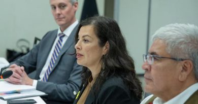 Le premier ministre des T.N.-O., R.J. Simpson, la ministre des Affaires du Nord et de l’Arctique, Rebecca Chartrant, et le chef Danny Gaudet.