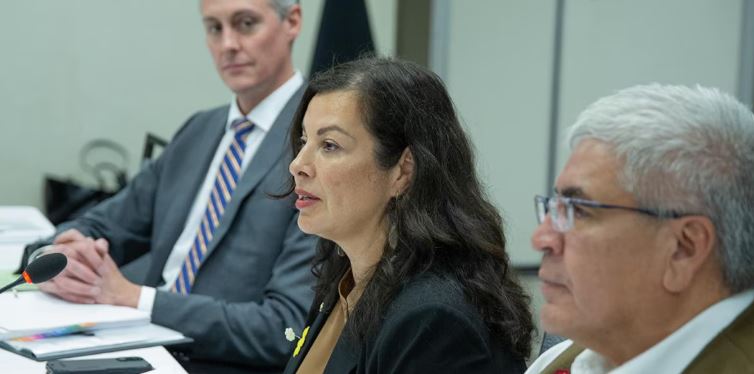 Le premier ministre des T.N.-O., R.J. Simpson, la ministre des Affaires du Nord et de l’Arctique, Rebecca Chartrant, et le chef Danny Gaudet.