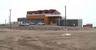 Le bâtiment extérieur du centre de santé de Naujaat, dans le centre du Nunavut, en 2016.