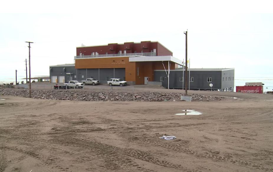 Le bâtiment extérieur du centre de santé de Naujaat, dans le centre du Nunavut, en 2016.