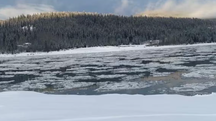 Une section d’eau libre pendant la période annuelle de gel du fleuve à Dawson City, au Yukon.
