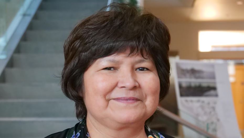 Sheryl Yakeleya souriante, portant un foulard avec des fleurs, le 24 novembre 2023, à Yellowknife.