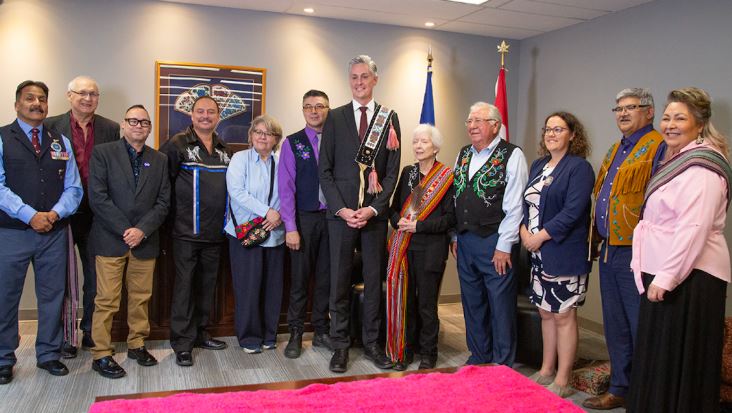 Une photo de groupe avec des leaders autochtones et le premier ministre des Territoires du Nord-Ouest.