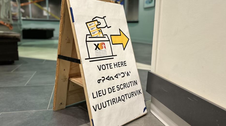 Une affiche indiquant un bureau de vote à Iqaluit, le 27 octobre 2025.