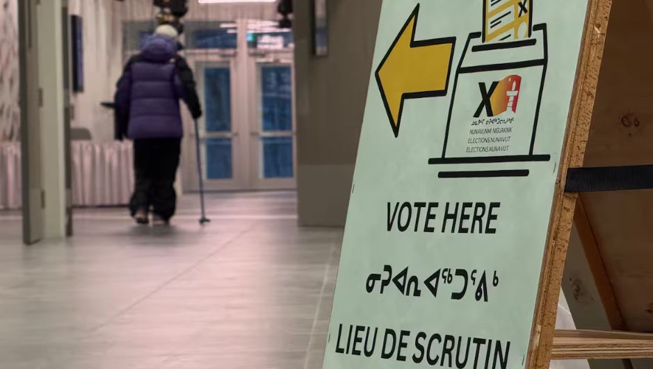 À l'hôtel Aqsarniit, les électeurs peuvent aller voter.