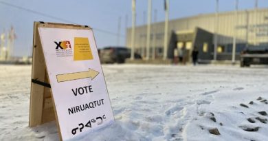 Un panneau affichant le lieu d'un bureau de vote, à Iqaluit, le 23 octobre 2023.