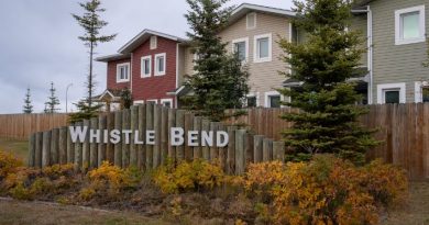 Une pancarte à l'entrée de Whistle Bend, à Whitehorse, le 7 octobre 2025.