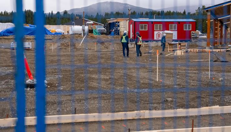 Un chantier de construction à Whistle Bend, le 7 octobre 2025.