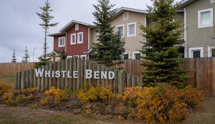 Une pancarte à l'entrée de Whistle Bend, à Whitehorse, le 7 octobre 2025.
