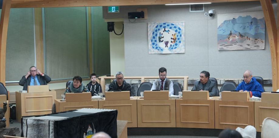 Des gens dans une assemblée