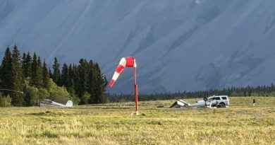 Un avion renversé au sol à l'aéroport de Haines Junction, juin 2024.