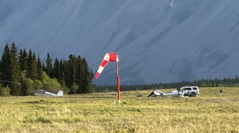 Un avion renversé au sol à l'aéroport de Haines Junction, juin 2024.