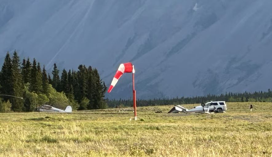 Un avion renversé au sol à l'aéroport de Haines Junction, juin 2024. 