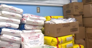 Des sacs de sucre et de farine empilés les uns sur les autres.