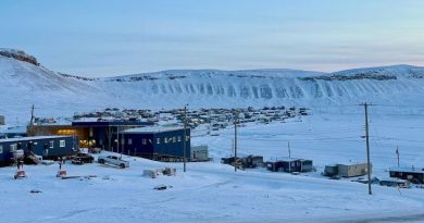 Des maisons enneigées à Arctic Bay, au Nunavut, le 27 février 2025.