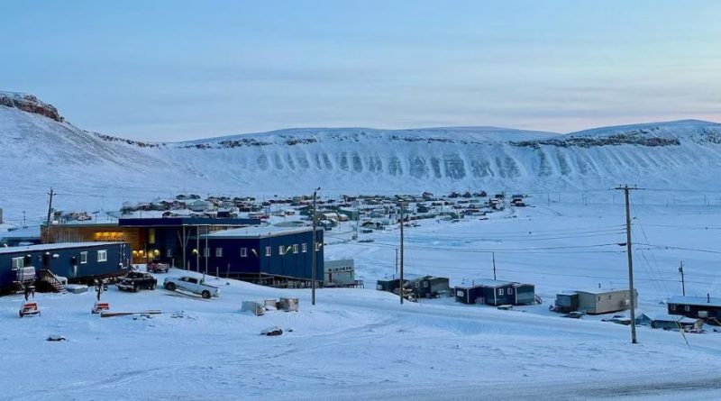 Des maisons enneigées à Arctic Bay, au Nunavut, le 27 février 2025.