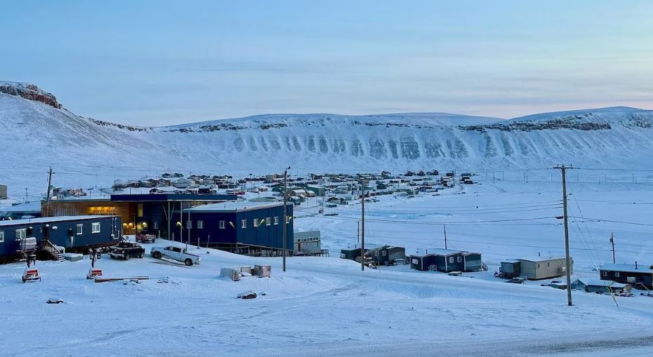 Des maisons enneigées à Arctic Bay, au Nunavut, le 27 février 2025.
