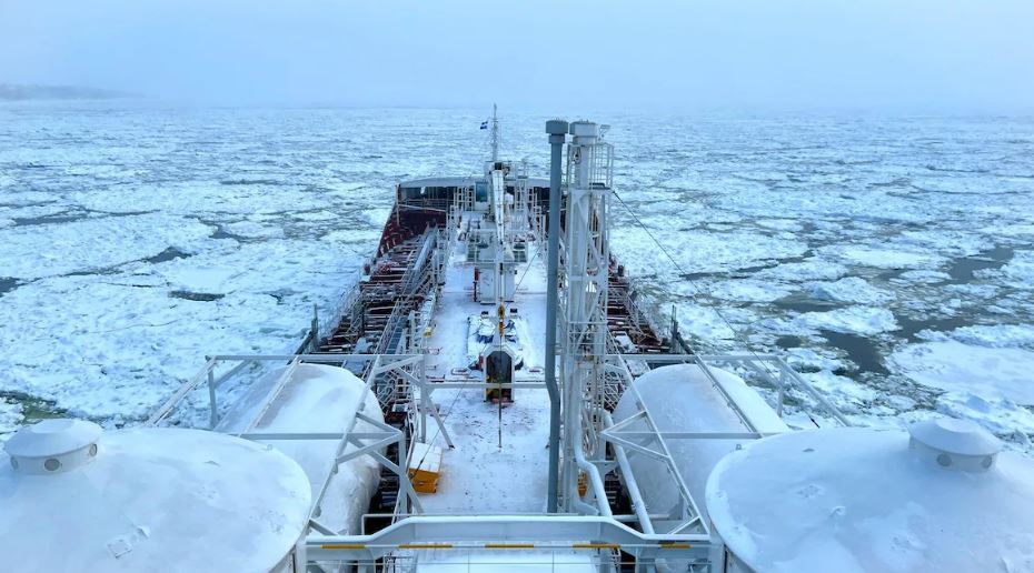 Un bateau navigue dans les eaux arctiques.